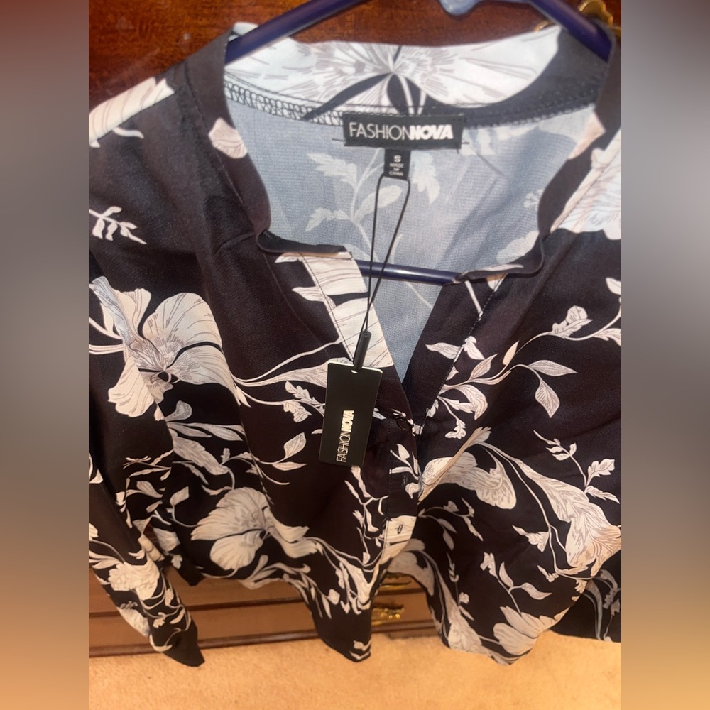 *BRAND NEW/ UNUSED* Women’s FashionnFloral Emotions Button Down Black Top- Small - Picture 9 of 11